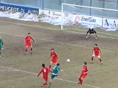 Il nuovo millennio inizi� all�insegna del San Paolo Bari (in foto in maglia rossa). La societ� biancorossa sorta nel 1995 in pochi anni scal� tutte le serie regionali, dalla Terza Categoria all�Eccellenza, dove approd� nel 2001. Nel 2004 ottenne la promozione in serie D, dove conquist� due salvezze consecutive. Nel 2007 per� ci fu trasferimento del titolo sportivo alla Leonessa Altamura
